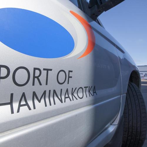 HaminaKotka Sataman logo auton kyljessä